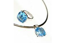 blue necklance